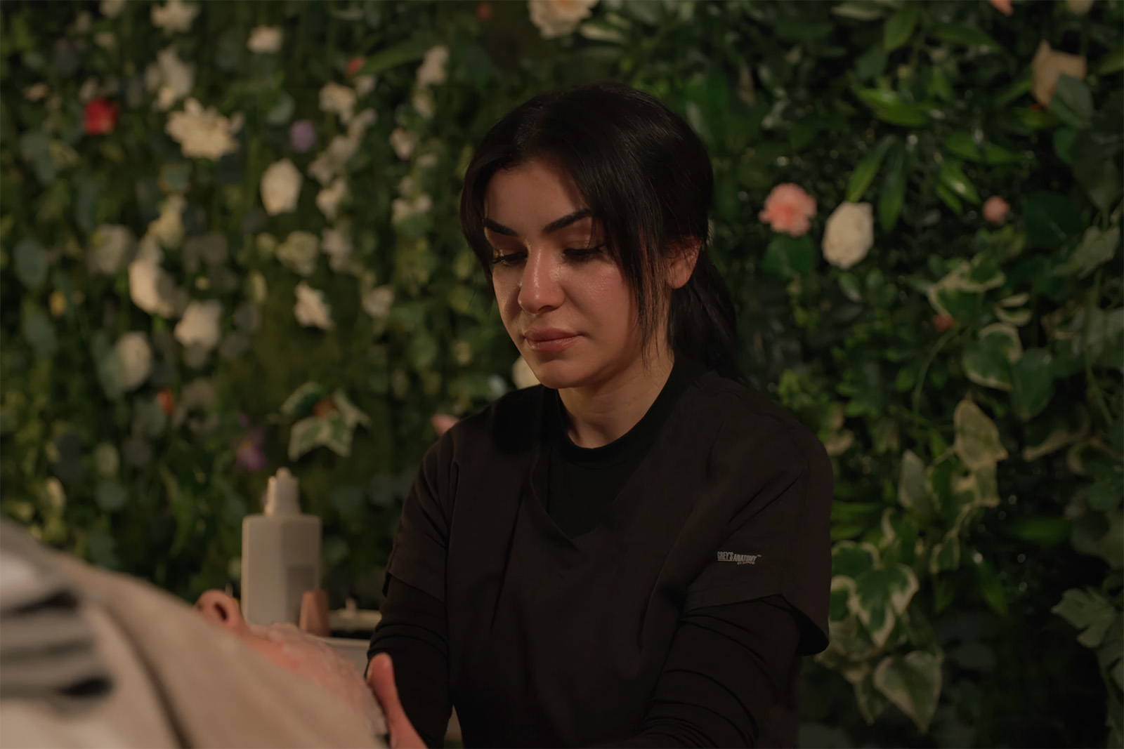 Behandlerin im FACE & HEAD SPA während einer Behandlung.